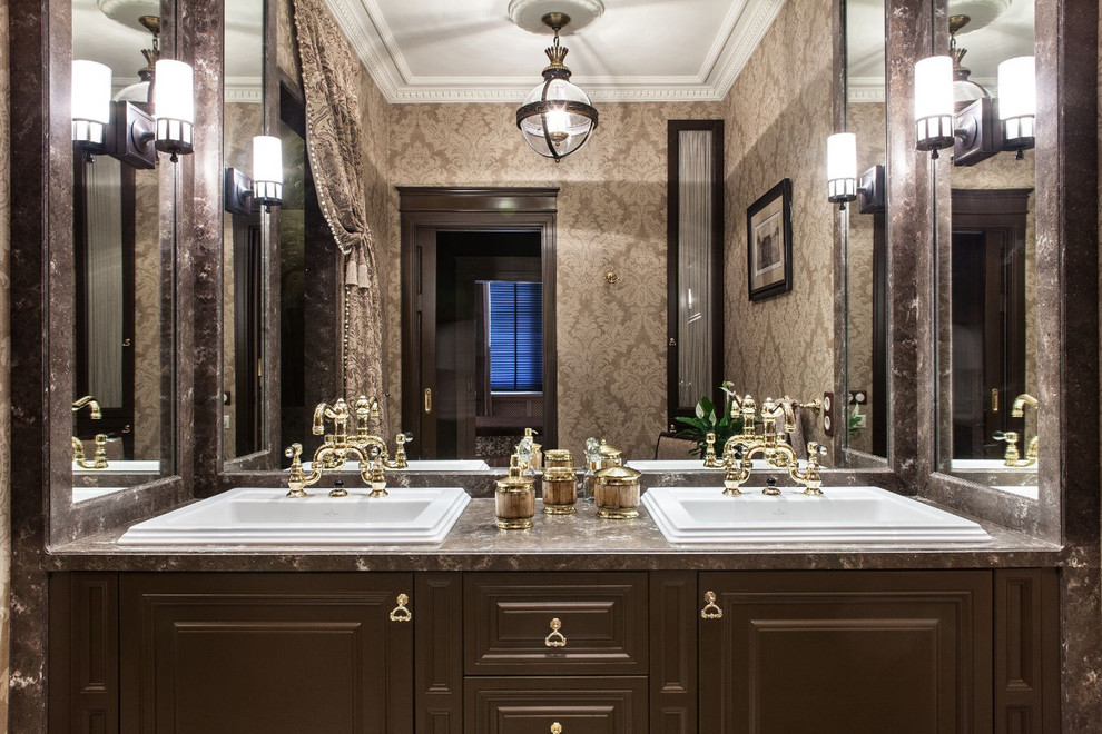 Klassisches Badezimmer mit brauner Wandfarbe, Marmor-Waschbecken/Waschtisch, Marmorboden und Einbauwaschbecken in Moskau