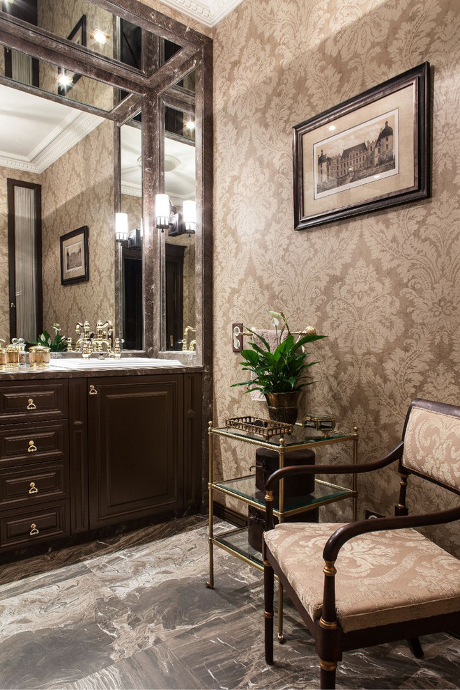 Foto de cuarto de baño clásico con encimera de mármol, paredes marrones, suelo de mármol, puertas de armario de madera en tonos medios y lavabo encastrado