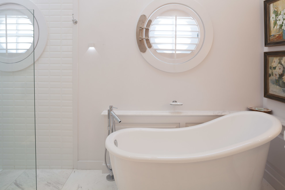 Maritimes Badezimmer mit freistehender Badewanne, Eckdusche, weißen Fliesen und Metrofliesen in Sonstige
