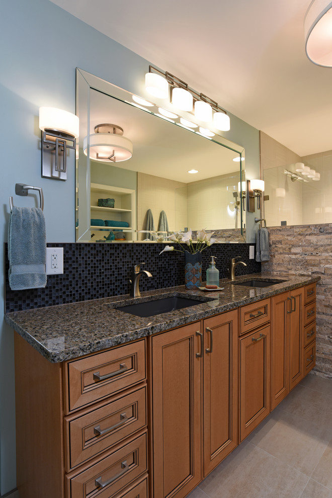 Idéer för ett modernt en-suite badrum, med luckor med infälld panel, skåp i mellenmörkt trä, en dusch i en alkov, svart kakel, mosaik, blå väggar, klinkergolv i porslin, ett undermonterad handfat och granitbänkskiva