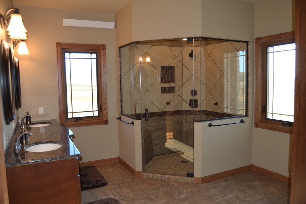 Cette photo montre une grande douche en alcôve chic avec un lavabo intégré, un placard avec porte à panneau encastré et WC à poser.