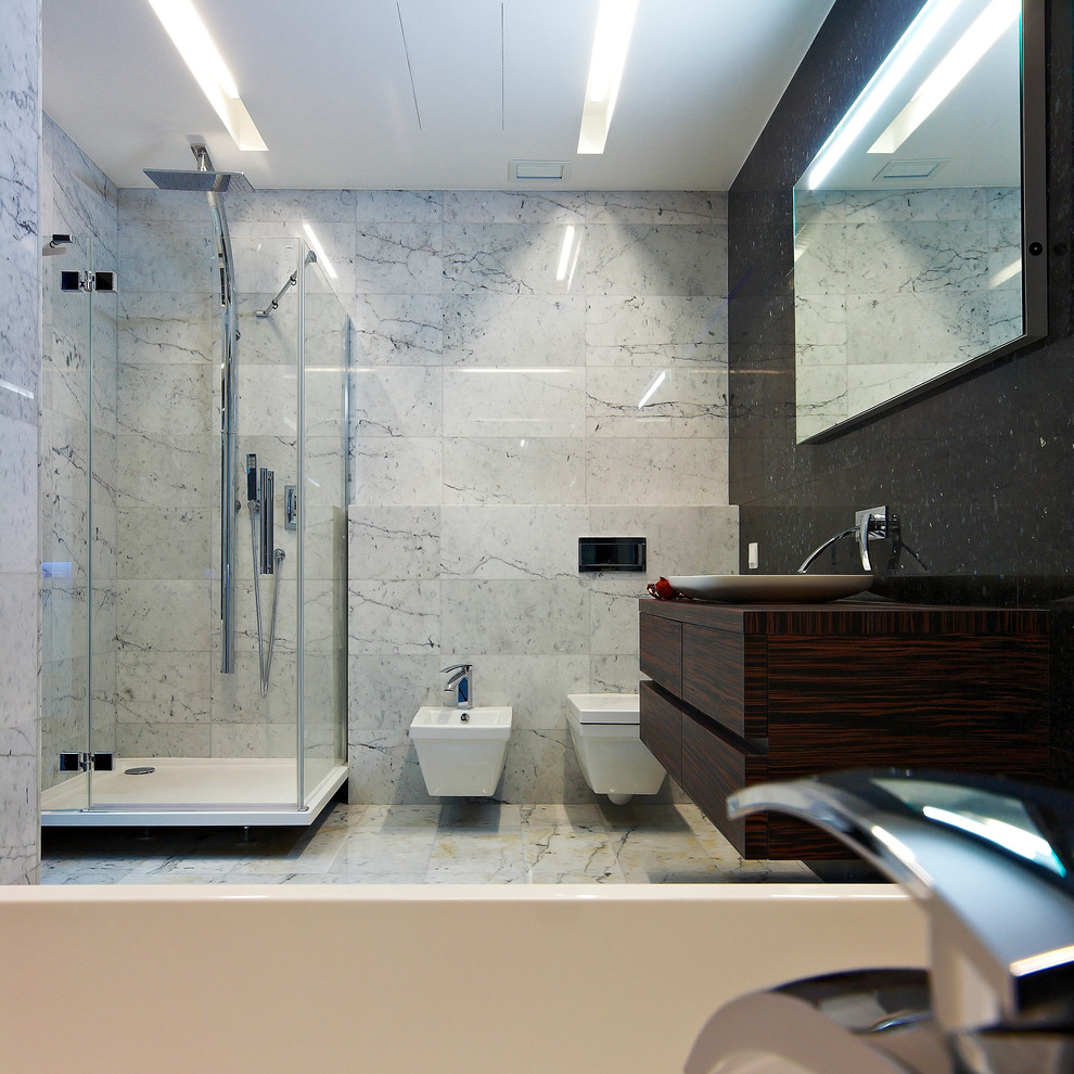 Idéer för ett modernt badrum, med en hörndusch, en toalettstol med separat cisternkåpa och ett fristående handfat