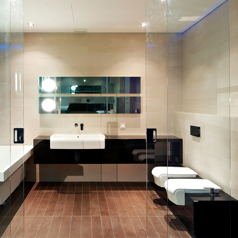 Immagine di una stanza da bagno contemporanea con WC a due pezzi