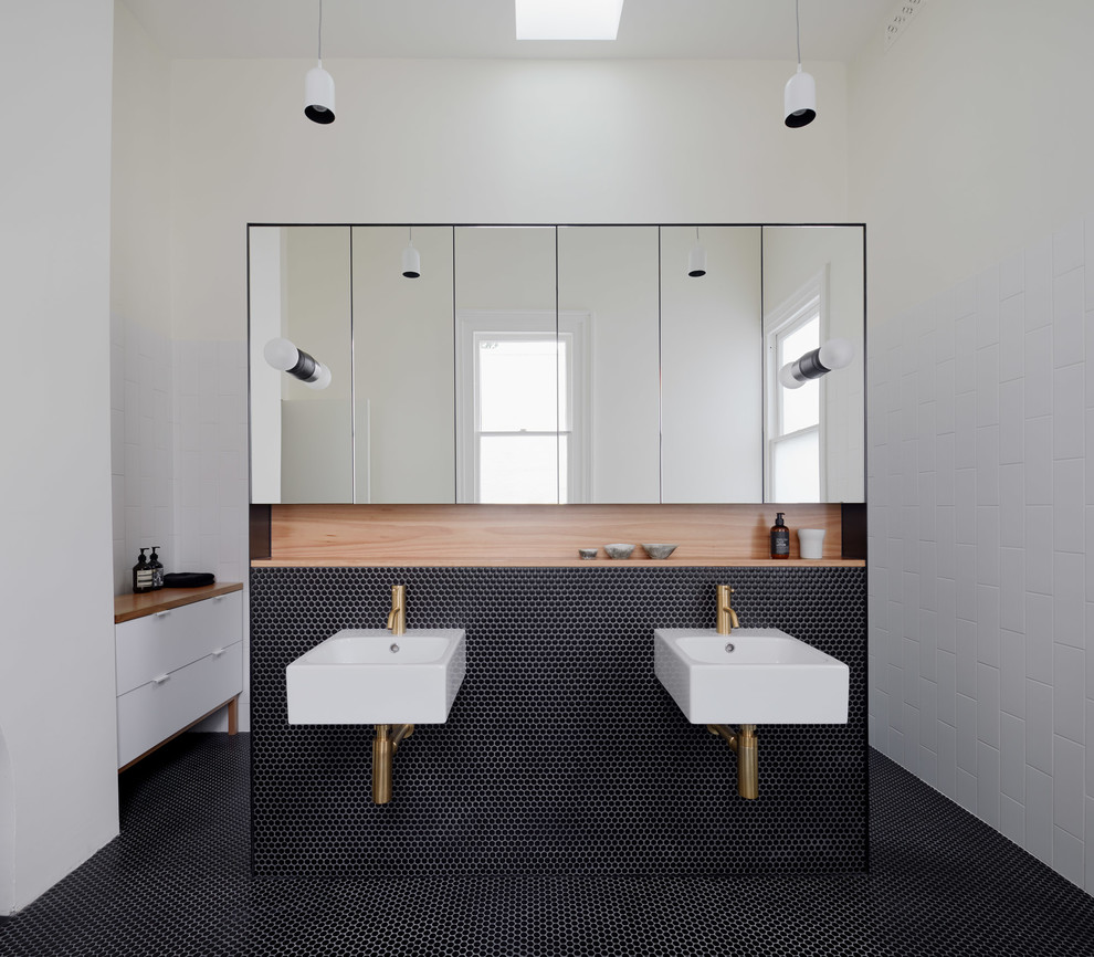 Idee per una piccola stanza da bagno design con vasca freestanding, piastrelle bianche, pareti bianche, pavimento con piastrelle a mosaico e pavimento nero