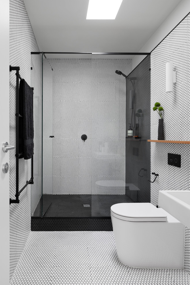 Idéer för mellanstora funkis badrum, med en dusch i en alkov, svart och vit kakel, mosaikgolv, vitt golv och dusch med gångjärnsdörr