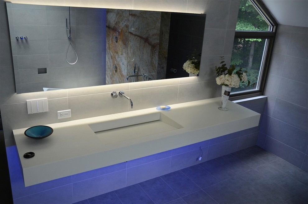 Inspiration for a contemporary bathroom remodel in Chicago