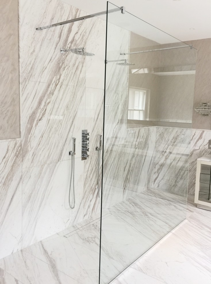 Foto di una grande stanza da bagno per bambini design con ante bianche, doccia aperta, piastrelle bianche, piastrelle di marmo, pareti bianche, pavimento in marmo, top in marmo e pavimento bianco