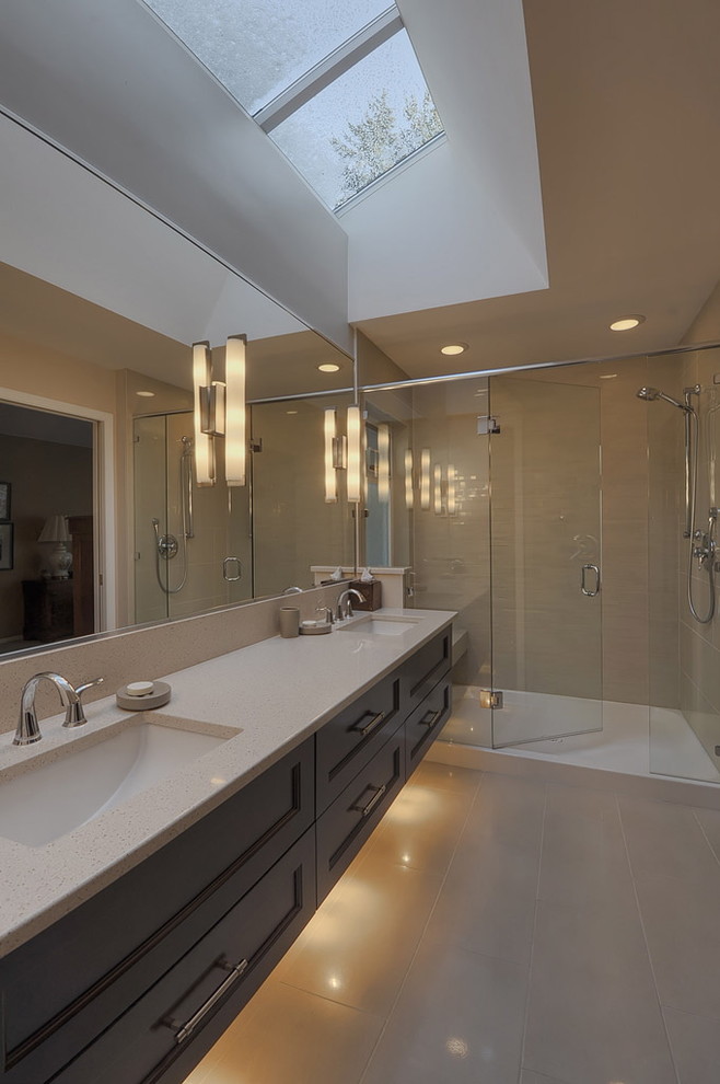 На фото: ванная комната в современном стиле с столешницей из искусственного камня и врезной раковиной