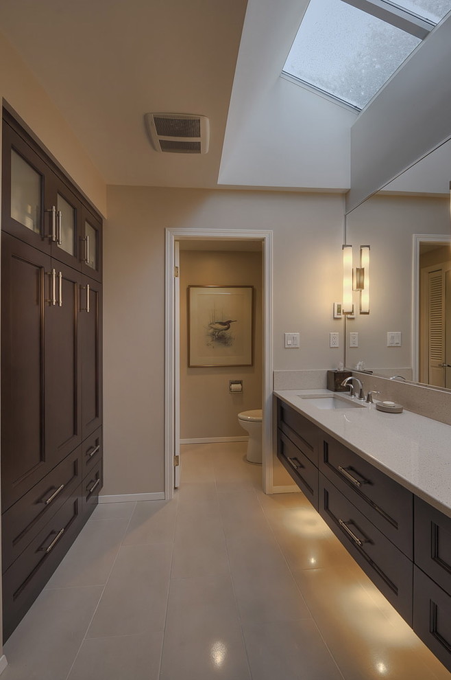 Пример оригинального дизайна: ванная комната в стиле неоклассика (современная классика) с врезной раковиной