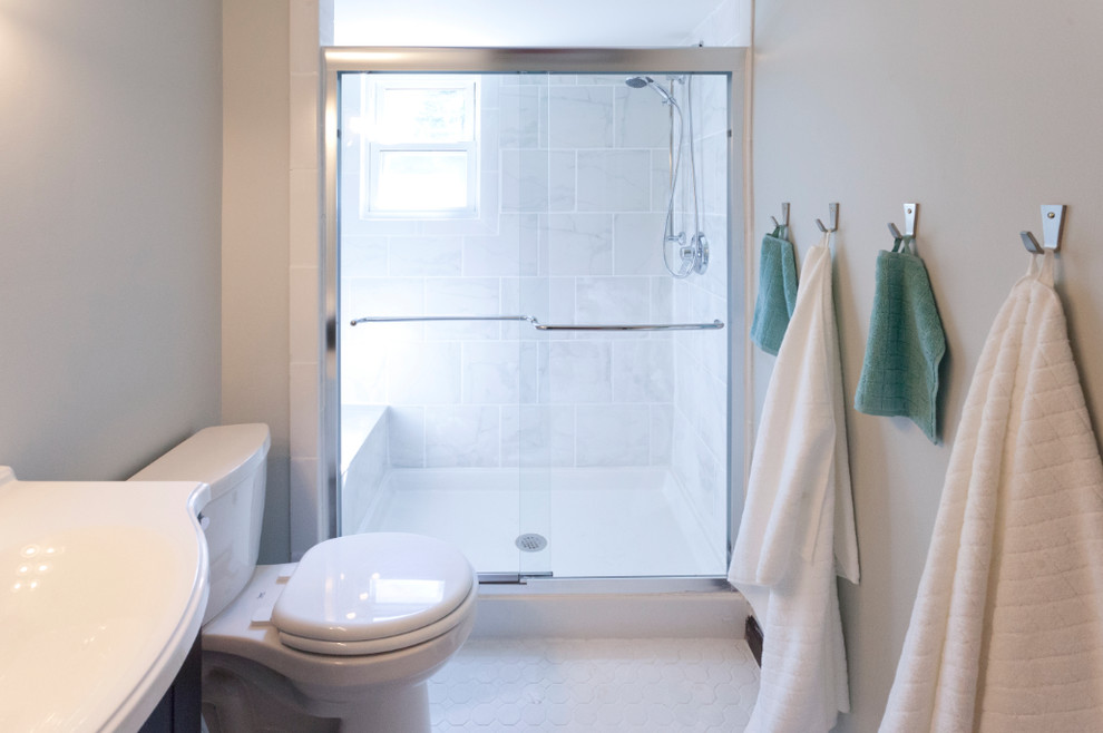 Modernes Badezimmer mit integriertem Waschbecken, Schrankfronten im Shaker-Stil, Duschnische und weißen Fliesen in New York