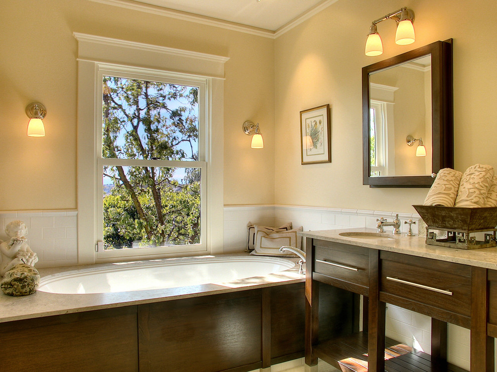 Идея дизайна: ванная комната в классическом стиле с плиткой кабанчик и желтыми стенами