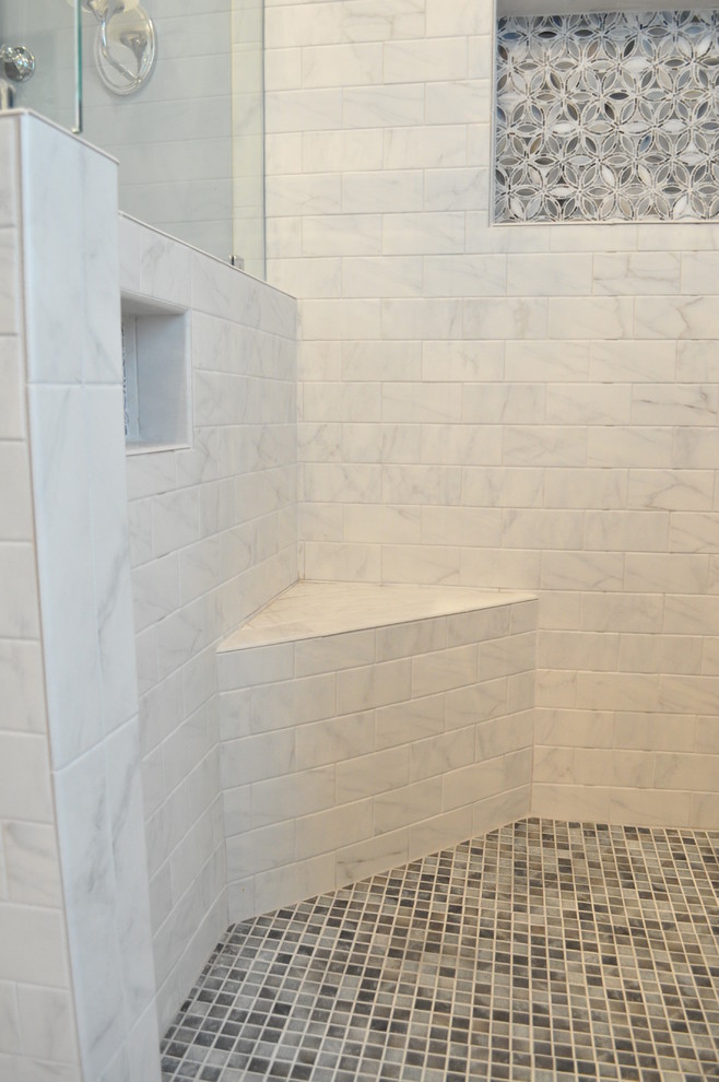 Exemple d'une grande salle de bain principale chic en bois foncé avec un placard avec porte à panneau surélevé, une baignoire posée, une douche d'angle, un lavabo encastré, un plan de toilette en marbre, WC séparés, un carrelage gris, un mur bleu et un sol en marbre.