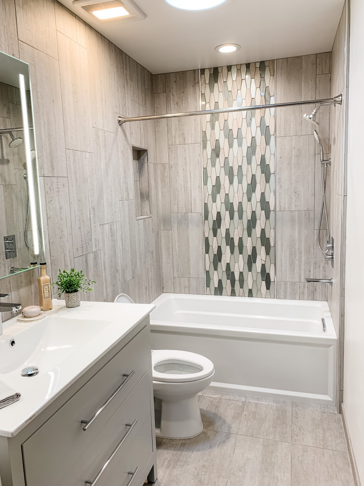 Inredning av ett modernt litet vit vitt badrum, med släta luckor, grå skåp, ett badkar i en alkov, en dusch/badkar-kombination, en toalettstol med hel cisternkåpa, grå kakel, porslinskakel, grå väggar, klinkergolv i porslin, ett integrerad handfat, bänkskiva i akrylsten, grått golv och dusch med duschdraperi