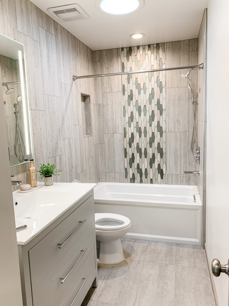 На фото: маленькая ванная комната в современном стиле с плоскими фасадами, серыми фасадами, ванной в нише, душем над ванной, унитазом-моноблоком, серой плиткой, керамогранитной плиткой, серыми стенами, полом из керамогранита, монолитной раковиной, столешницей из искусственного камня, серым полом, шторкой для ванной, белой столешницей, нишей, тумбой под одну раковину и напольной тумбой для на участке и в саду с