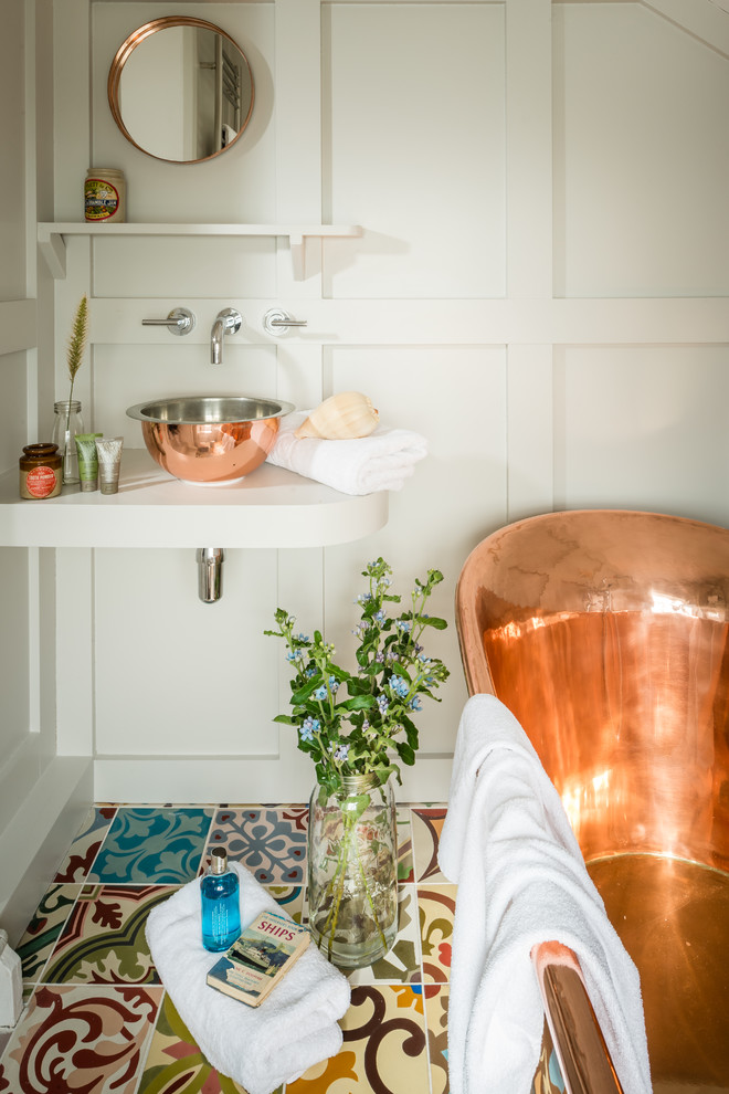 Kleines Landhausstil Badezimmer mit freistehender Badewanne, Keramikboden, Aufsatzwaschbecken und buntem Boden in Dorset