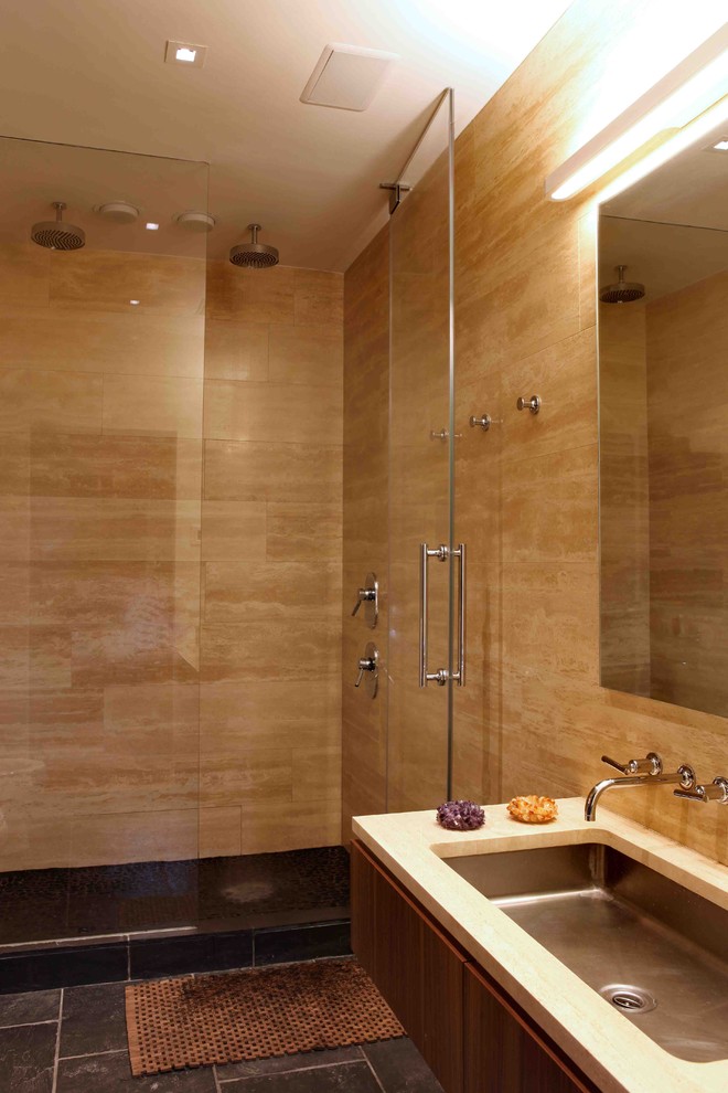 Diseño de cuarto de baño rectangular contemporáneo con ducha doble, lavabo bajoencimera y baldosas y/o azulejos de travertino
