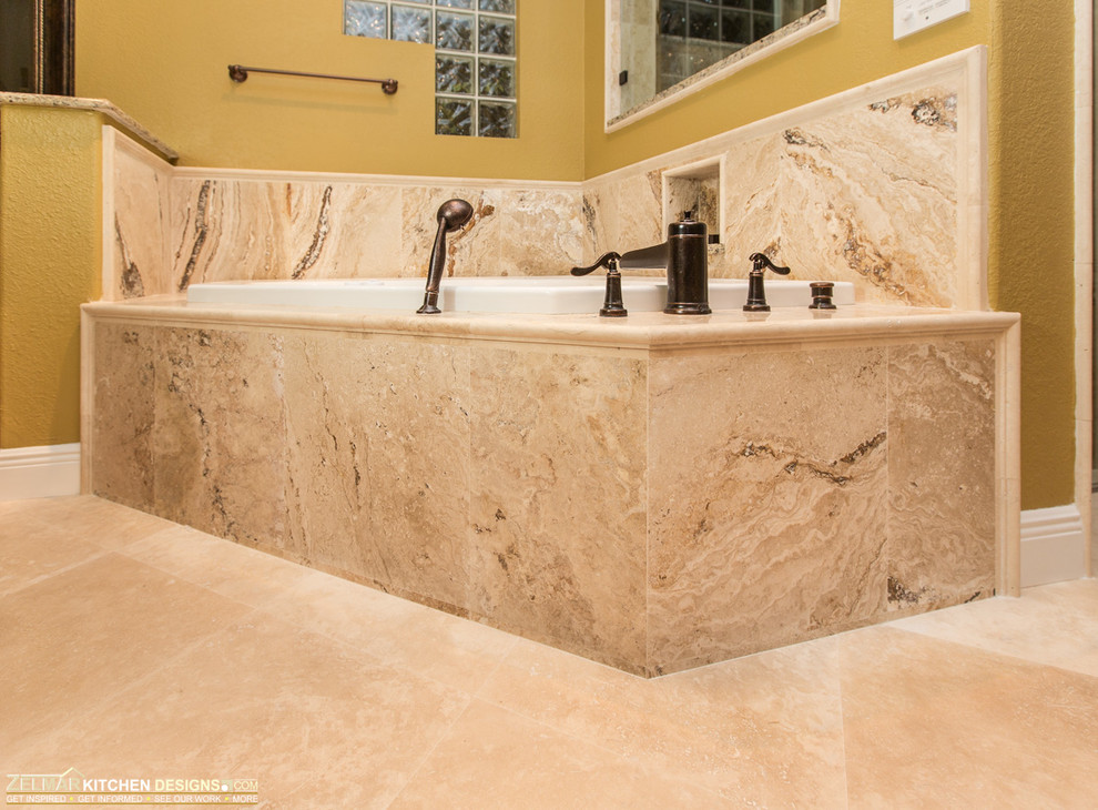 Exempel på ett stort klassiskt en-suite badrum, med ett undermonterad handfat, skåp i mellenmörkt trä, granitbänkskiva, ett platsbyggt badkar, en hörndusch, beige kakel, stenkakel, luckor med upphöjd panel, gula väggar och travertin golv
