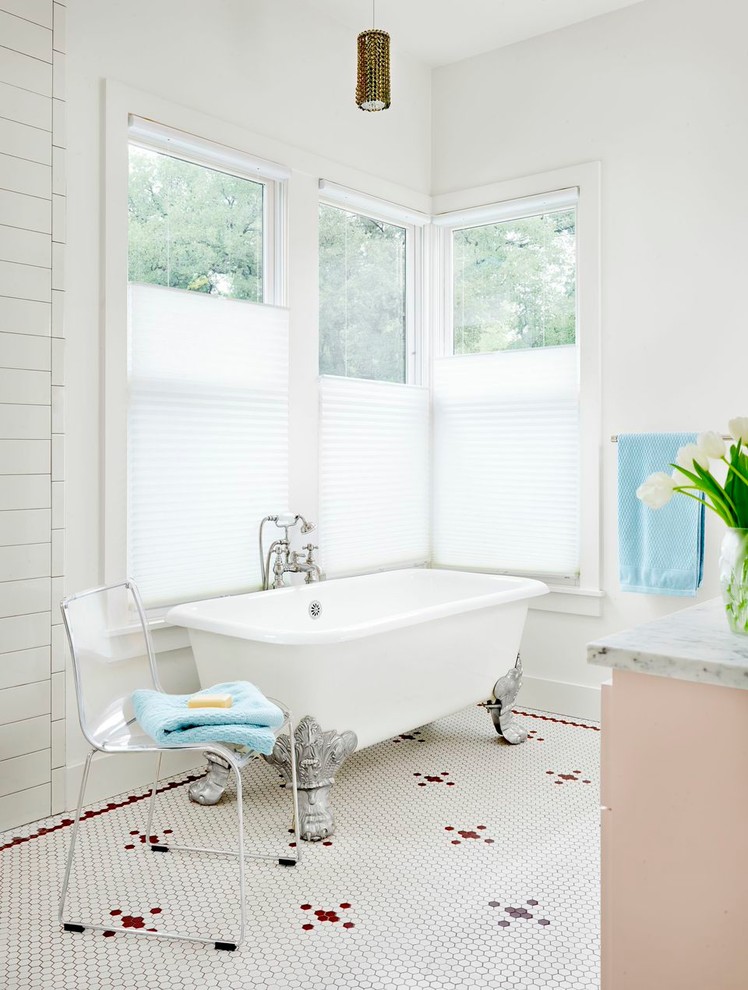 Modelo de cuarto de baño costero con bañera con patas, paredes blancas, suelo con mosaicos de baldosas y ventanas