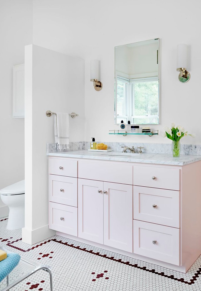 Источник вдохновения для домашнего уюта: ванная комната в морском стиле с врезной раковиной, фасадами с утопленной филенкой, мраморной столешницей, белой плиткой, керамической плиткой, белыми стенами, полом из мозаичной плитки и белыми фасадами