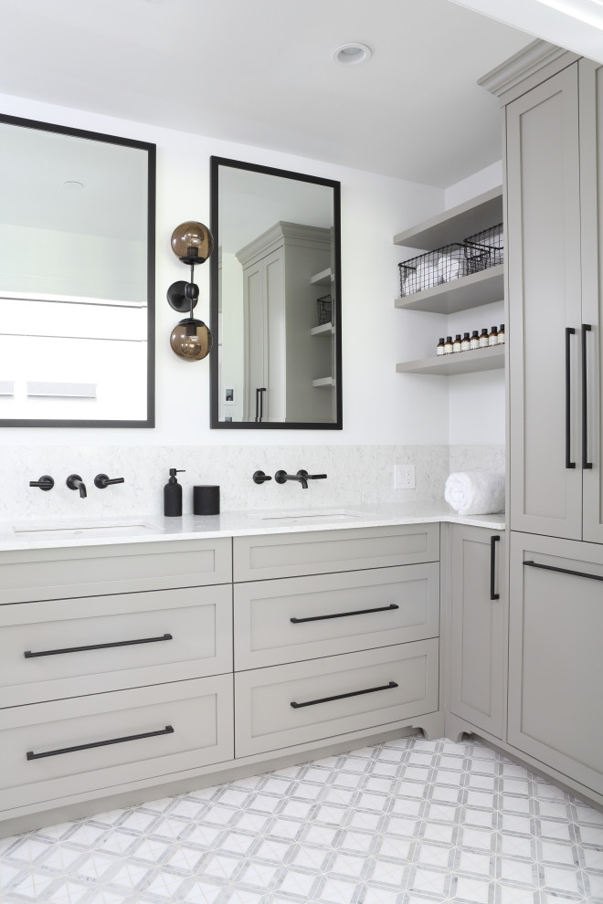 Ejemplo de cuarto de baño gris y negro clásico renovado con armarios estilo shaker, puertas de armario grises, baldosas y/o azulejos blancos, paredes blancas, lavabo bajoencimera, suelo gris y encimeras blancas