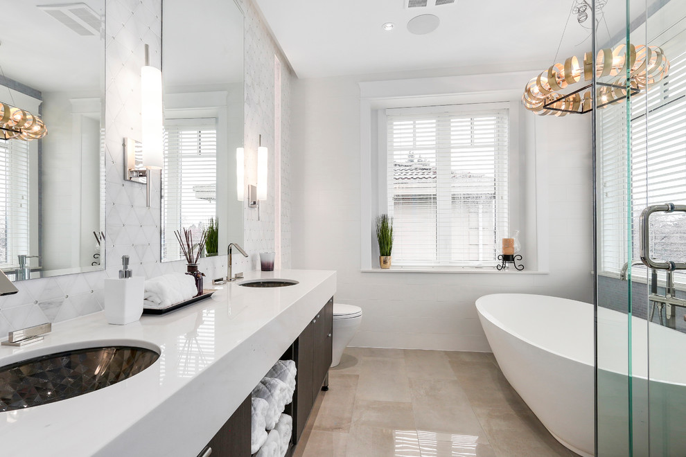 Immagine di una stanza da bagno minimal con ante lisce, ante in legno bruno, vasca freestanding, doccia ad angolo, piastrelle bianche, lavabo sottopiano e pavimento beige