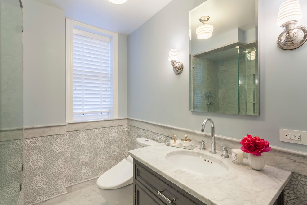 Diseño de cuarto de baño minimalista de tamaño medio con lavabo encastrado, armarios con paneles empotrados, puertas de armario grises, encimera de mármol, ducha empotrada, baldosas y/o azulejos grises, baldosas y/o azulejos en mosaico, paredes azules y suelo de mármol