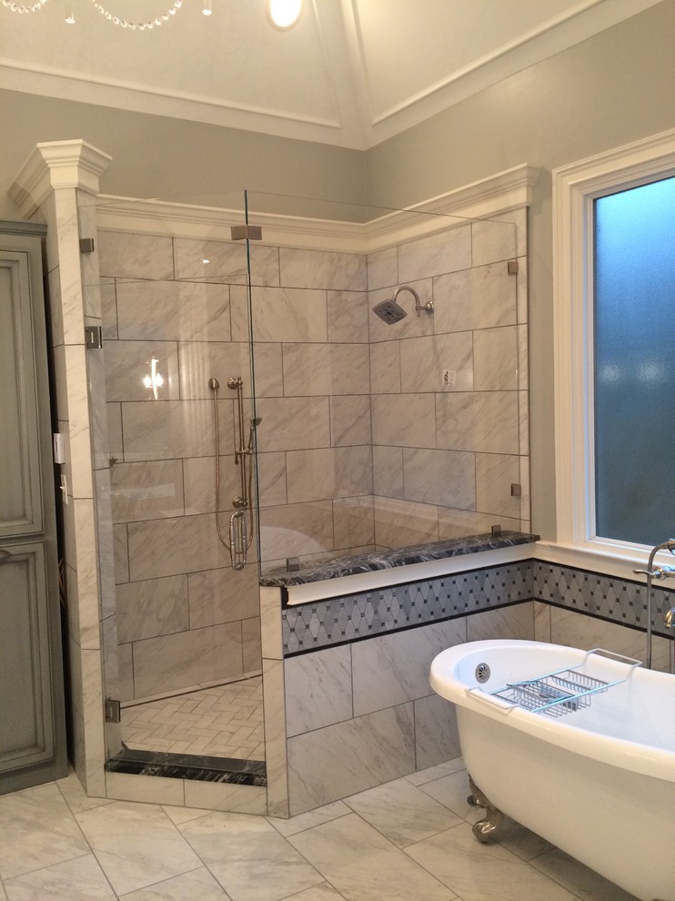 Inspiration för ett stort vintage badrum, med granitbänkskiva, ett badkar med tassar, en hörndusch och grå väggar