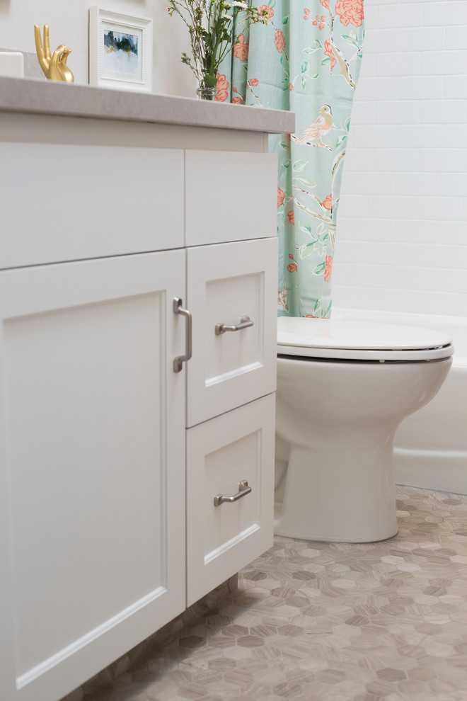 Exempel på ett klassiskt en-suite badrum, med skåp i shakerstil, vita skåp, ett badkar i en alkov, en dusch/badkar-kombination, en toalettstol med separat cisternkåpa, vit kakel, beige väggar, mosaikgolv, ett undermonterad handfat, bänkskiva i täljsten, beiget golv och dusch med duschdraperi