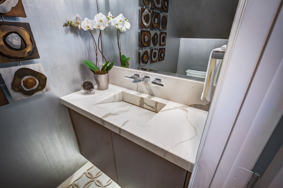 ヒューストンにある中くらいなコンテンポラリースタイルのおしゃれな浴室 (フラットパネル扉のキャビネット、濃色木目調キャビネット、グレーの壁、一体型シンク) の写真