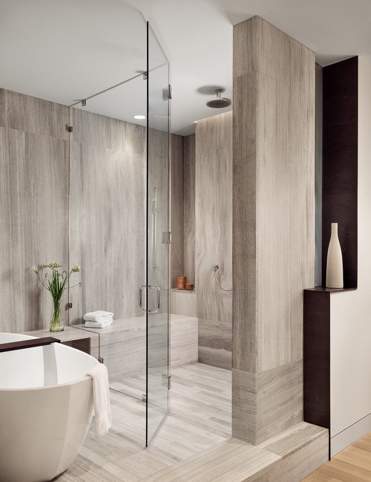 Idéer för stora funkis en-suite badrum, med en kantlös dusch, grå kakel, grå väggar, grått golv och dusch med gångjärnsdörr