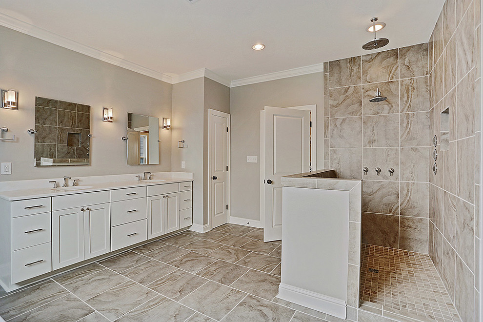 Inredning av ett klassiskt stort en-suite badrum, med ett integrerad handfat, skåp i shakerstil, vita skåp, en hörndusch, beige kakel, porslinskakel, beige väggar, klinkergolv i porslin, bänkskiva i akrylsten, beiget golv och med dusch som är öppen