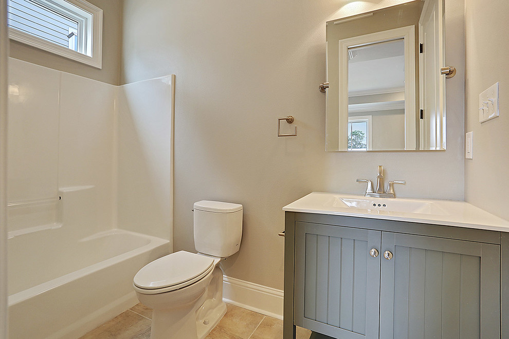 Стильный дизайн: ванная комната в классическом стиле с накладной раковиной, отдельно стоящей ванной, душем в нише и унитазом-моноблоком - последний тренд