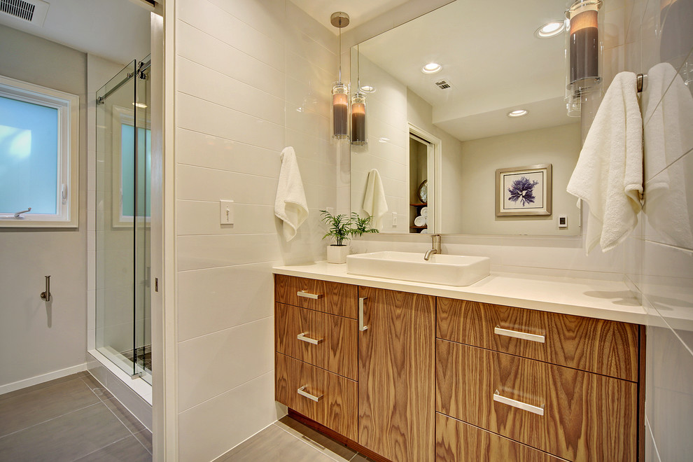 Exempel på ett mellanstort 60 tals en-suite badrum, med släta luckor, skåp i mellenmörkt trä, en dusch i en alkov, vit kakel, keramikplattor, vita väggar, klinkergolv i porslin, ett fristående handfat, bänkskiva i kvarts, grått golv och dusch med skjutdörr
