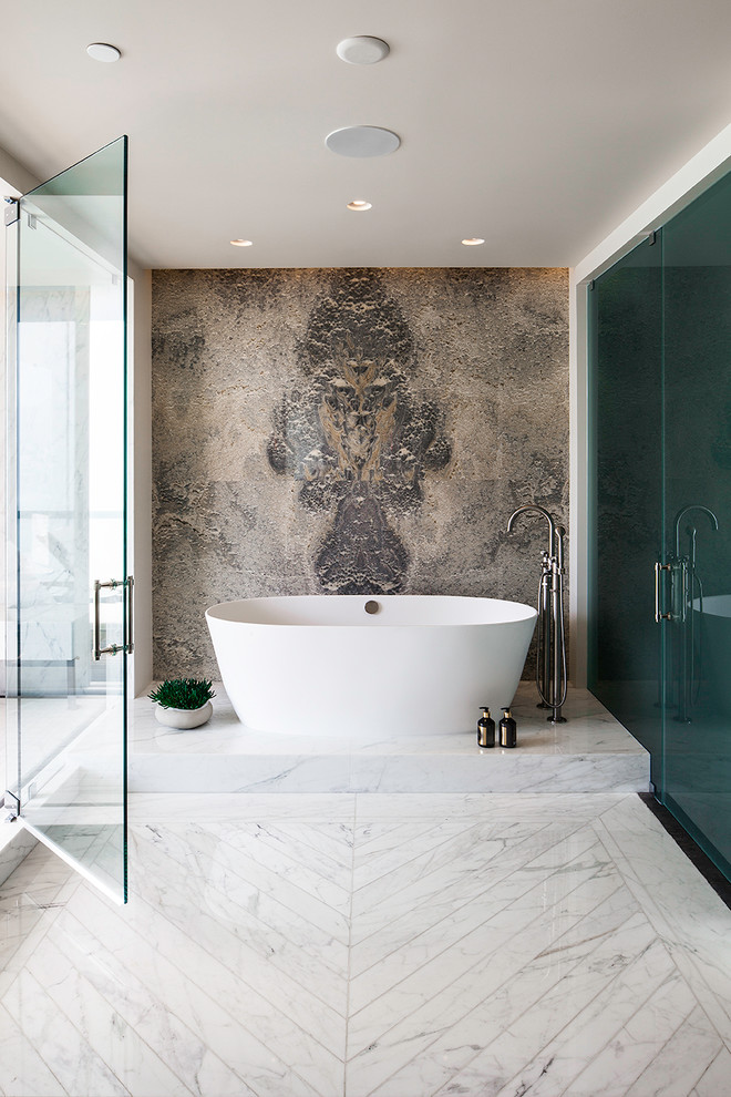 Foto de cuarto de baño contemporáneo con bañera exenta, baldosas y/o azulejos marrones, paredes marrones y suelo blanco