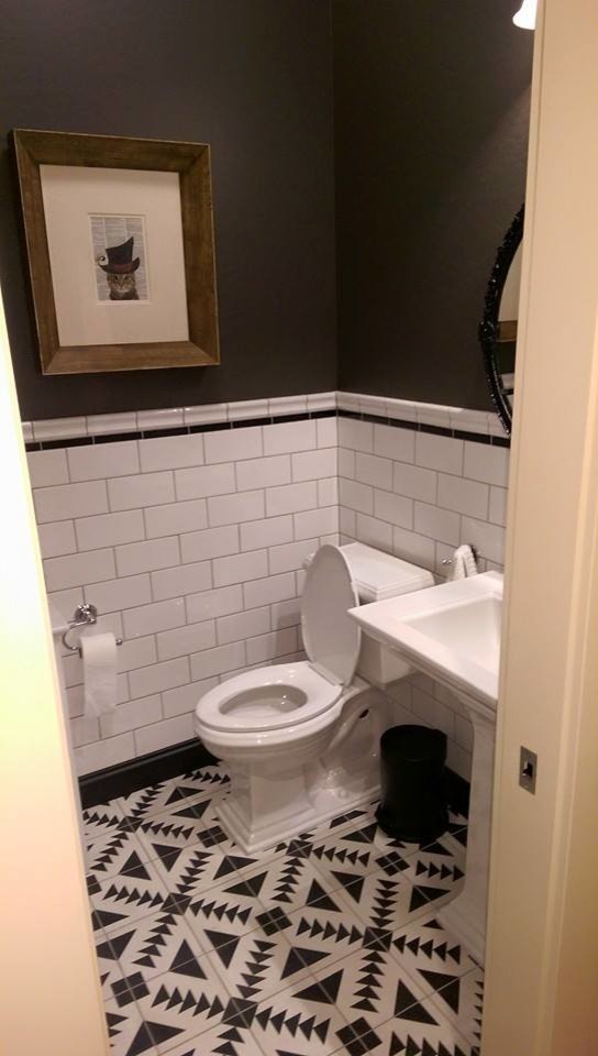 Réalisation d'une petite salle de bain craftsman avec un lavabo de ferme, WC séparés, un carrelage blanc, un carrelage métro, un mur gris et sol en béton ciré.