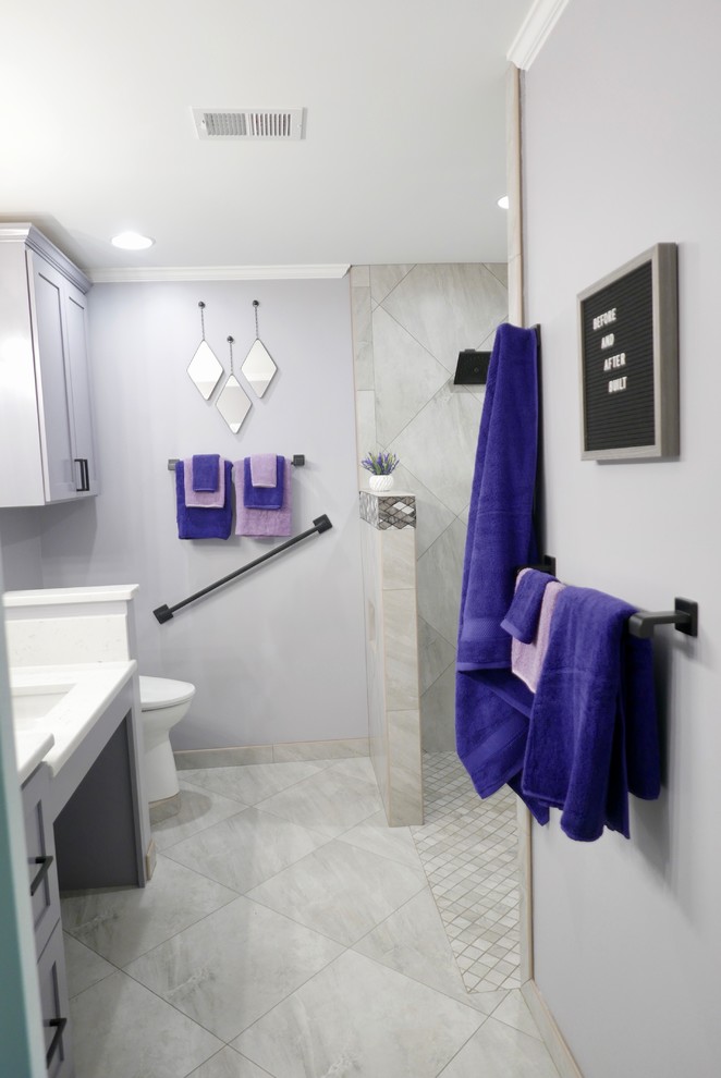 Idéer för ett mellanstort exotiskt vit en-suite badrum, med skåp i shakerstil, grå skåp, en kantlös dusch, en bidé, grå kakel, porslinskakel, grå väggar, klinkergolv i porslin, ett undermonterad handfat, bänkskiva i kvarts, grått golv och med dusch som är öppen