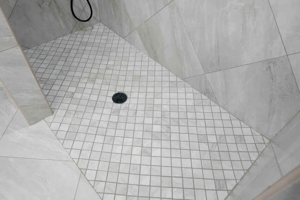 Exempel på ett mellanstort exotiskt vit vitt en-suite badrum, med skåp i shakerstil, grå skåp, en kantlös dusch, en bidé, grå kakel, porslinskakel, grå väggar, klinkergolv i porslin, ett undermonterad handfat, bänkskiva i kvarts, grått golv och med dusch som är öppen