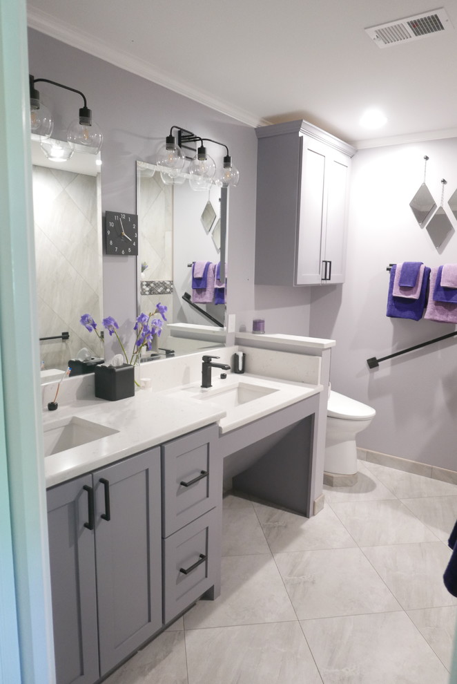 Inredning av ett exotiskt mellanstort vit vitt en-suite badrum, med skåp i shakerstil, grå skåp, en kantlös dusch, en bidé, grå kakel, porslinskakel, grå väggar, klinkergolv i porslin, ett undermonterad handfat, bänkskiva i kvarts, grått golv och med dusch som är öppen