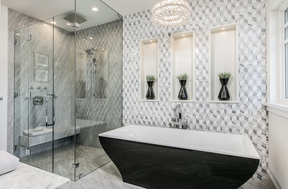 Пример оригинального дизайна: главная ванная комната в стиле неоклассика (современная классика) с отдельно стоящей ванной, душем без бортиков, разноцветной плиткой, серым полом и душем с распашными дверями