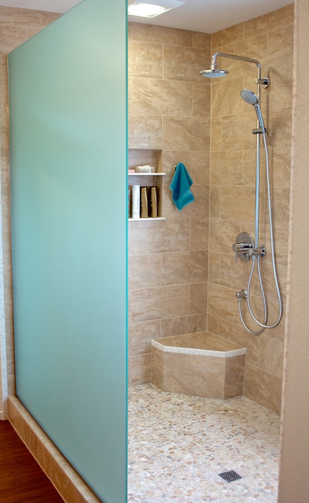 Exemple d'une salle de bain chic avec un placard à porte plane, un plan de toilette en surface solide, un carrelage beige, des carreaux de porcelaine et un mur blanc.