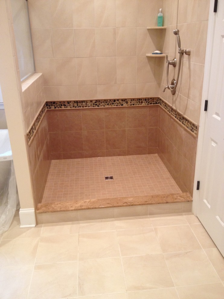 Diseño de cuarto de baño principal de estilo americano pequeño con ducha abierta, baldosas y/o azulejos beige, baldosas y/o azulejos de cerámica y suelo de baldosas de cerámica