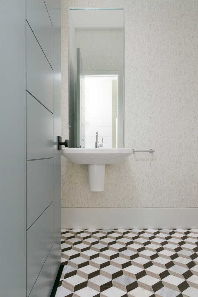 Пример оригинального дизайна: маленькая ванная комната в стиле модернизм с плоскими фасадами, серыми фасадами, унитазом-моноблоком, белой плиткой, зеркальной плиткой, разноцветными стенами, полом из керамогранита, душевой кабиной, подвесной раковиной и разноцветным полом для на участке и в саду