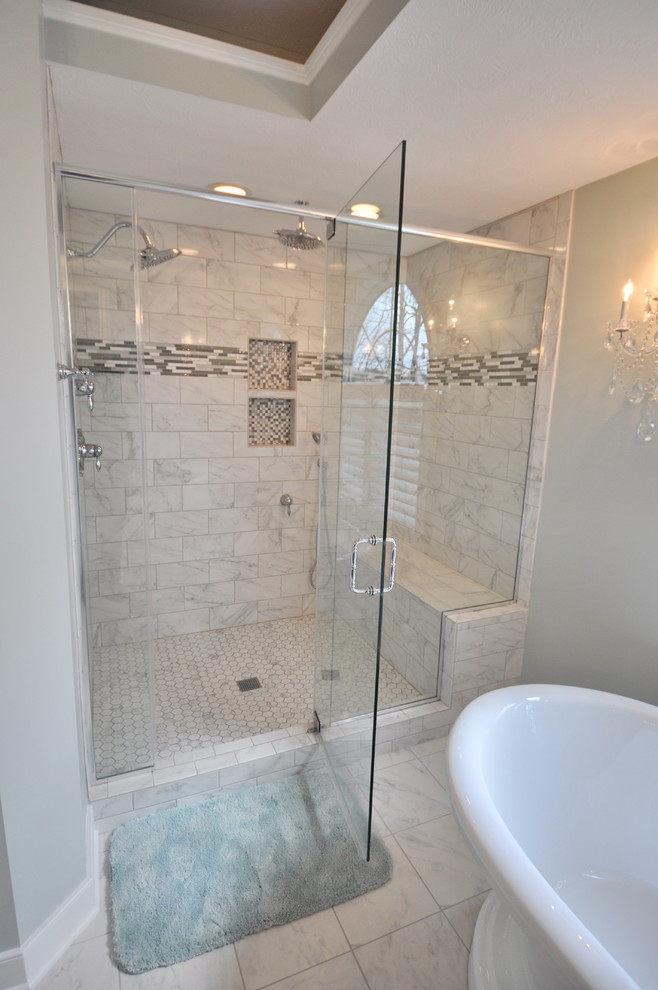 Idéer för stora vintage en-suite badrum, med vit kakel, marmorkakel och dusch med gångjärnsdörr