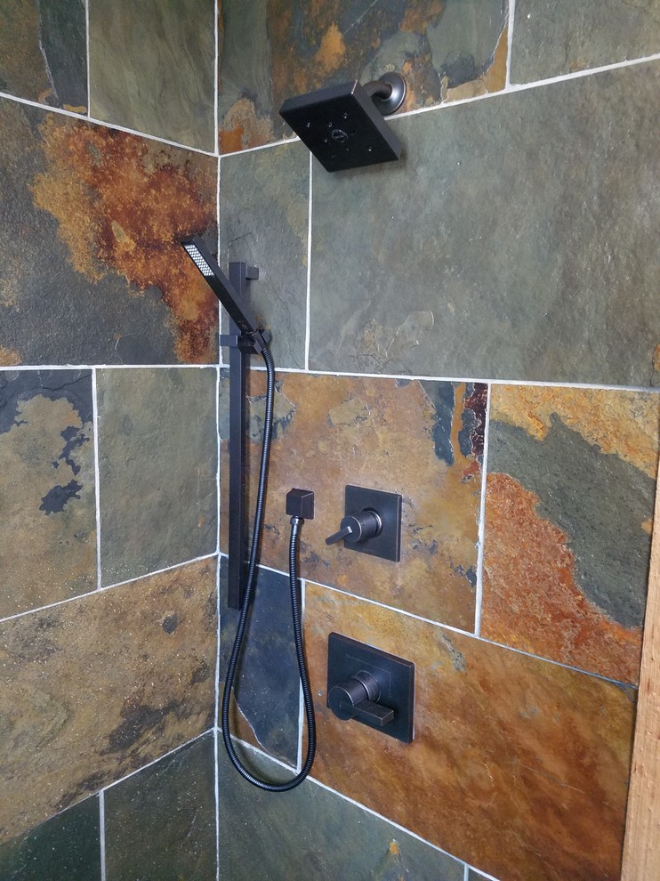 Bild på ett litet rustikt badrum med dusch, med luckor med lamellpanel, skåp i ljust trä, en kantlös dusch, en bidé, flerfärgad kakel, skifferkakel, beige väggar, skiffergolv, ett fristående handfat, träbänkskiva, flerfärgat golv och med dusch som är öppen