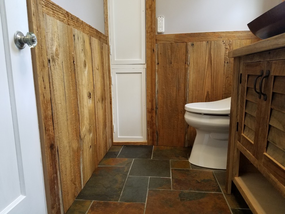 Inspiration för små rustika badrum med dusch, med luckor med lamellpanel, skåp i ljust trä, en kantlös dusch, en bidé, flerfärgad kakel, skifferkakel, beige väggar, skiffergolv, ett fristående handfat, träbänkskiva, flerfärgat golv och med dusch som är öppen