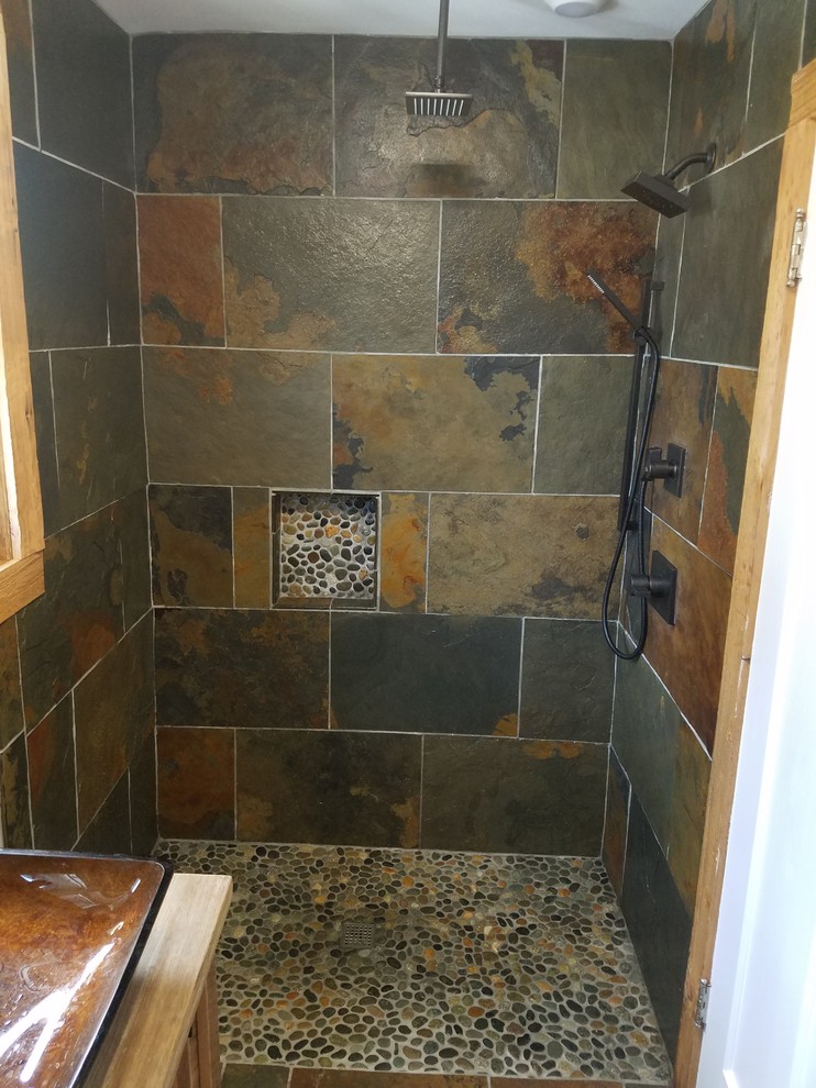Foto på ett litet rustikt badrum med dusch, med luckor med lamellpanel, skåp i ljust trä, en kantlös dusch, en bidé, flerfärgad kakel, skifferkakel, beige väggar, skiffergolv, ett fristående handfat, träbänkskiva, flerfärgat golv och med dusch som är öppen