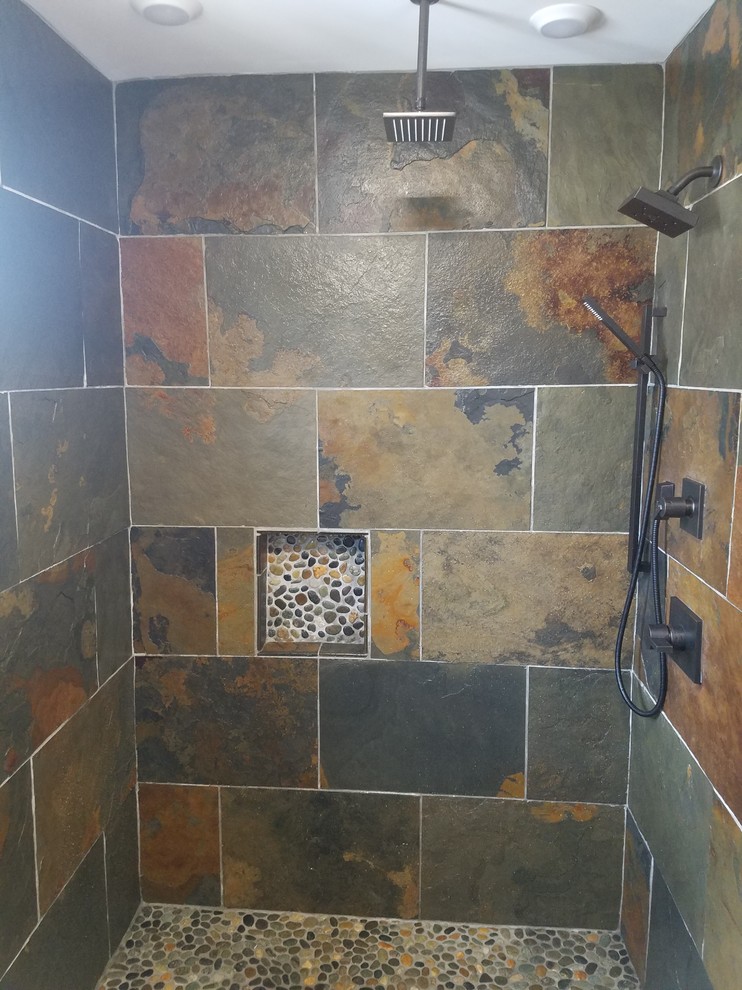Foto på ett litet rustikt badrum med dusch, med luckor med lamellpanel, skåp i ljust trä, en kantlös dusch, en bidé, flerfärgad kakel, skifferkakel, beige väggar, skiffergolv, ett fristående handfat, träbänkskiva, flerfärgat golv och med dusch som är öppen