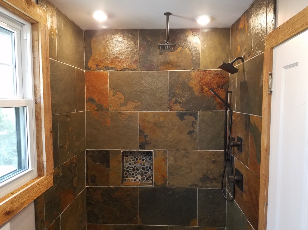 Idéer för att renovera ett litet rustikt badrum med dusch, med luckor med lamellpanel, skåp i ljust trä, en kantlös dusch, en bidé, flerfärgad kakel, skifferkakel, beige väggar, skiffergolv, ett fristående handfat, träbänkskiva, flerfärgat golv och med dusch som är öppen