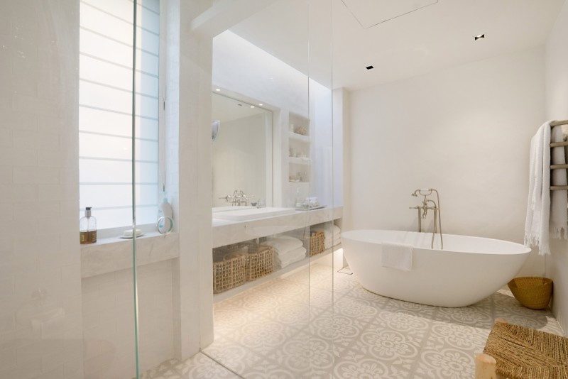 Immagine di una stanza da bagno contemporanea con vasca freestanding, doccia aperta, pareti bianche, pavimento con piastrelle a mosaico, lavabo da incasso, pavimento grigio e doccia aperta