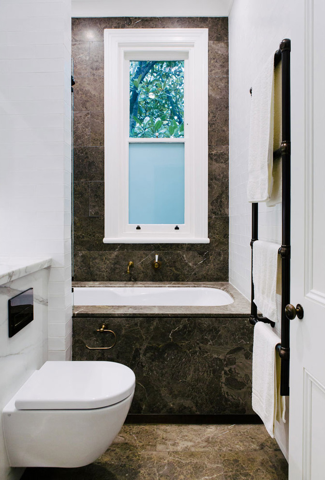 Inspiration för ett vintage badrum, med ett undermonterat badkar, en toalettstol med hel cisternkåpa, brun kakel, marmorbänkskiva och vita väggar
